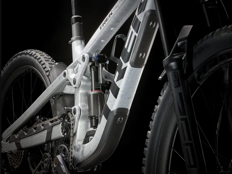 Trek Slash 9.8 XT Gen 6 Full Suspension Mountain Bike 2024 in Argent Drizzle-10